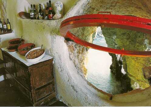 W restauracji La Grotta wszyscy walczą o miejsca przy oknie. Widać stąd imponujące wnętrze jednej z przybrzeż