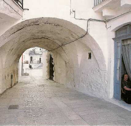Bielone uliczki Monte SanfAngelo prowadzą do Sanktuarium San Michele, grobowca Tomba di Rotari oraz ruin norrnańskiego zamku