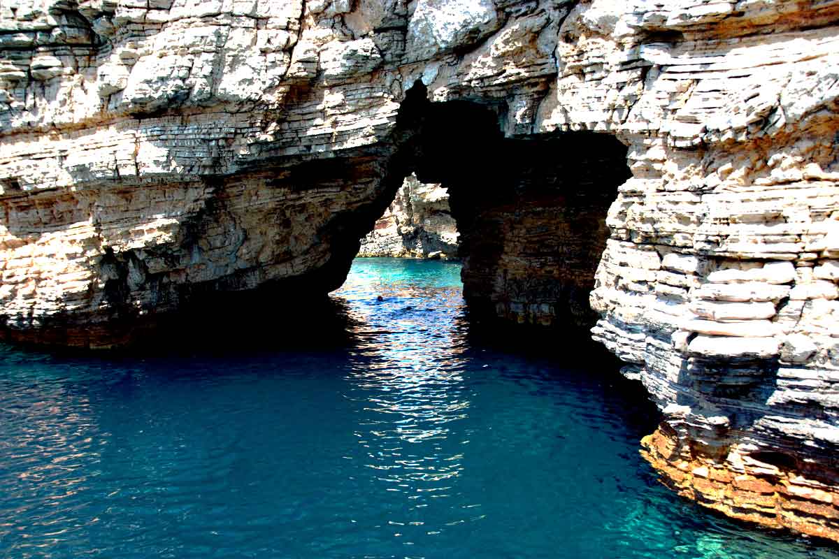 Grotta marina sulla costa del Gargano