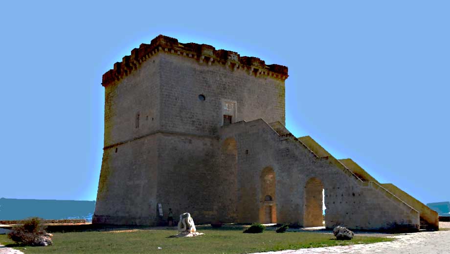 Torre Lapillo , ubicata sul mar Ionio,  è una frazione del comune di Porto Cesareo.
